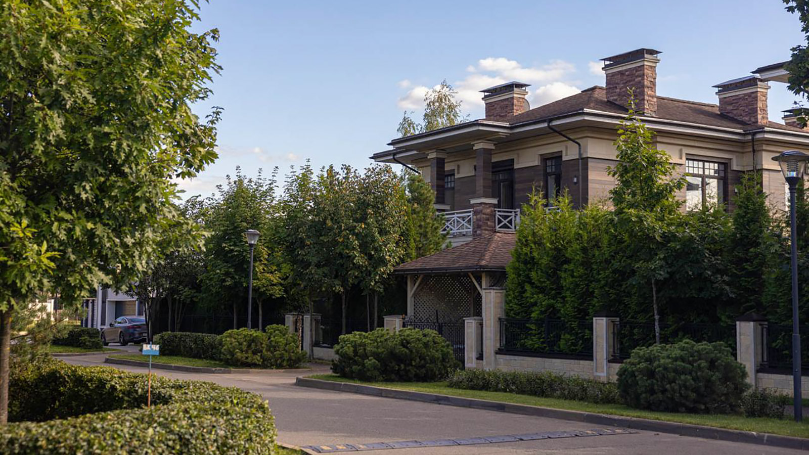 Классика в поселке Солнечный город